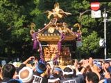 赤い夕暮れの陽射しを浴びての巡行。07.10.07.