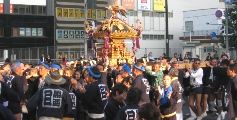 ビルの谷間の陽射しに神輿が照らされる。07.10.07.