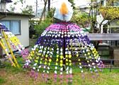 本部脇の万燈傘が小雨に打たれて寂しげ。08.04.13.