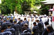 発輿式で氏子役員達と白丁装束の担ぎ手。08.04.29.