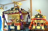 神輿庫の中でひっそりと旧本社神輿と小神輿。08.04.29.