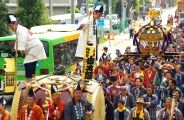 長い順路で台車に載せての引き回しも御太鼓は鳴り響く。08.04.29.