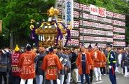 神社脇から四天棒にして青梅街道を渡御です。08.04.29.