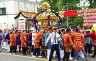 渡御担ぎ手二番組みが仮屋前を過ぎる。08.04.29.