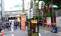 宮神輿に伴う行列も整う。08.05.05.