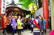 とび頭の木遣歌が澄み切った境内に響き渡る。08.05.05.