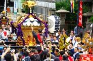 神社前の渡御引渡しのためやっと木が入る。08.05.05.