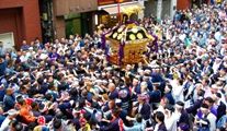鼻棒取り合戦を押しのけて宮神輿は前進する。08.05.05.