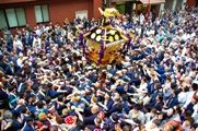 宮入で三崎神社前は興奮のルツボです。08.05.05.