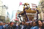 氏子同士で二年振りだねと祭り笑顔。08.05.05.