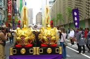 渡御の守護神の金箔の獅子頭。08.05.05.