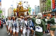 宮神輿と同じ八つ棟型の神輿。08.05.05.
