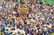 千貫神輿は宮出しから左右にぶれだす。08.05.05.
