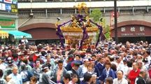 千貫神輿がJR新橋駅前に顔を出す。08.05.05.