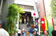 ビルの谷間の烏森神社。08.05.05.