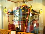 鎮座する元禄神輿。08.05.08.