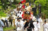 隋神門から社殿へと神輿を押し上げる。08.05.08.