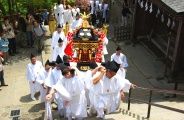 最後の石段では白丁達は息も絶え絶えです。08.05.08.