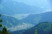 山頂から麓を望む。08.05.08.