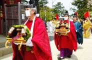 祭礼行列に社宝も境内を練歩く。08.05.08.