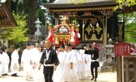 担ぎ手の白丁は使命果たし安堵する。08.05.08.