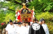 参道を平成神輿が発輿式場に向かう。08.05.08.