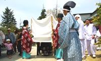 参拝者の中で幕を張り御魂還しが行われる。08.05.08.
