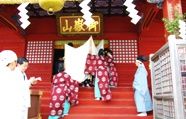 渡御終えて拝殿へ本殿へと御魂が還る。08.05.08.