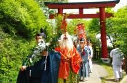 参道鳥居を潜り祭礼行列が進み法螺が唸る。08.05.08.