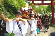 参道を獅子頭二頭も担いで。08.05.08.