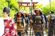 神輿警護の鎧武者が進む。08.05.08.