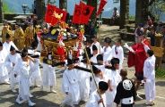 白丁に担がれて山頂神社へ渡御出立つです。08.05.08.