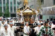弥生会が神社から宮神輿を曳行してくる。08.05.05.