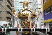 大神輿が悠然と渡御を待つ。08.05.05.