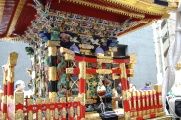 屋根裏や堂には極彩色が施されている。08.05.05.
