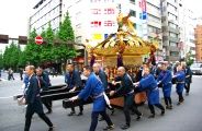 宮入の為に神輿台車に載り中央通りを北上。08.05.11.