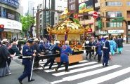 神輿台車は駆け足で明神下へと向かう。08.05.11.