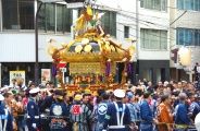 渡御最後だと担ぎ手は魂振りを繰り返す。08.05.11.