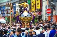 担ぎ手たち神輿揉みだと一気に活気付く。08.05.11.