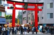 下谷神社の朱色大鳥居。08.05.11.