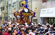大神輿の電線潜りも大変なのです。08.05.11.