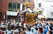 お神酒所前でより激しく魂振り。08.05.11.