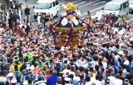 激しい神輿揉みで進路からはみ出す。08.05.11.