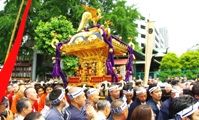 鳥居前からの千貫宮神輿の宮出し。08.06.07.
