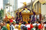 千貫宮神輿が新大橋通りに顔を出す。08.06.07.