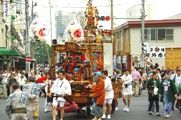 山車に乗った多々幸会のお囃子と凛々しい桃太郎人形。08.06.07.