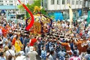 波除稲荷神社へと宮神輿が進む。08.06.07.