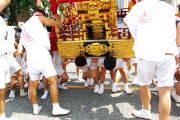 台座担ぎ手がしゃがみ込み。08.06.07.