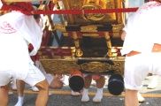 振る角度が深くなり台座担ぎ手は地面すれすれ。08.06.07.