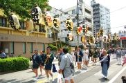 氏子高張り提灯が渡御行列を先導。08.06.07.